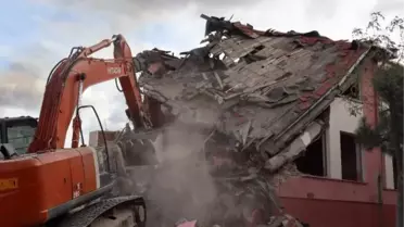 EDİRNE'DE ÇÜRÜK RAPORU VERİLEN 56 YILLIK OKUL BİNASI YIKILIYOR