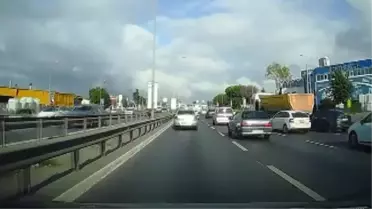 Son dakika haberleri | PENDİK'TE SÜRÜCÜLERİN İNATLAŞARAK TRAFİĞİ TEHLİKEYE ATTIĞI ANLAR KAMERADA
