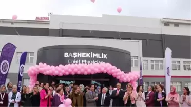 Sağlıkçılar pembe balonları uçurup meme kanserine dikkati çekti