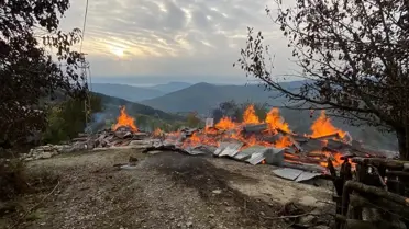 Kastamonu gündem haberleri | Kastamonu'da çıkan yangında 2 ahşap ev yandı