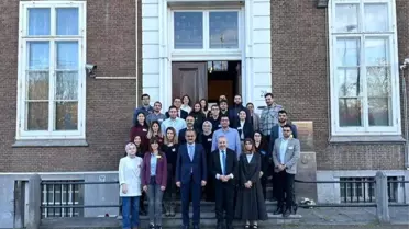 Bakan Özer, YLSY bursuyla Hollanda'da eğitim alan öğrencilerle bir araya geldi