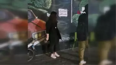 İran'da genç kadınlar tepkilerini sarılarak gösterdi