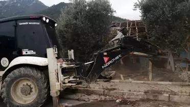 Riskli metruk bina kontrollü şekilde yıkıldı