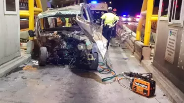 Son dakika haberi! Hafif ticari araç gişelere çarptı: 1 ölü, 1 ağır yaralı
