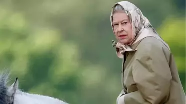 İngiltere Kralı Charles, Kraliçe Elizabeth'in yarış atlarını satışa çıkarttı