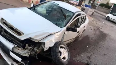 Park duvarına çarpan otomobilin sürücüsü yaralandı