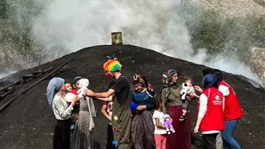 Son dakika haberleri... Ekmeklerini ateş ve külden çıkaran 'Torlakçılar'ın çocukları palyaçoya bürünen ağabeyleriyle mutlu bir gün geçirdi