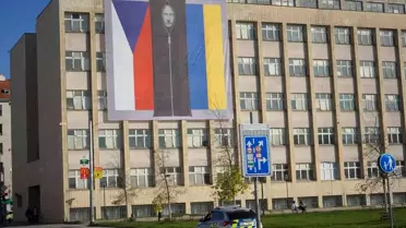Çekya'da bakanlık binasına Putin'in ceset torbasında fotoğrafı asıldı