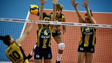 Voleybolda sezonun ilk kupası VakıfBank'ı deviren Fenerbahçe'nin oldu