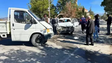 Kamyonetle otomobil kafa kafaya çarpıştı; 1 ölü 3 yaralı
