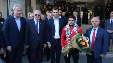 SPOR Dünya 2'ncisi güreşçi Ahmet Duman'a coşkulu karşılama