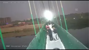 Hindistan'da asma köprünün çökme anı