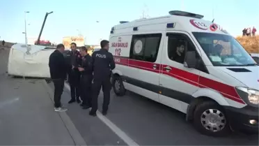 Maltepe'de çekçekçiye çarpmamak için manevra yapan araç direğe çarpıp yan yattı