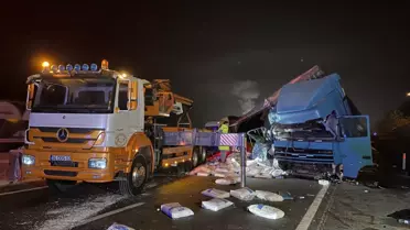Kamyona çarparak devrilen tırdaki 1 kişi öldü, 1 kişi yaralandı