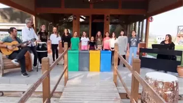 Üstün zekalı çocuklar geri dönüşüm için şarkı besteleyip seslendirdi
