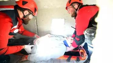 Tatbikatta çöken binanın altında kalan yaralılar böyle kurtarıldı