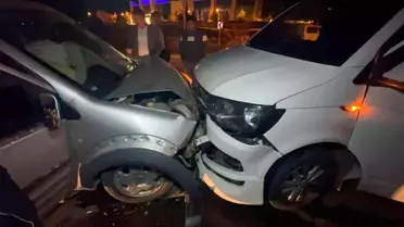 İki araç kafa kafaya çarpıştı: 3 yaralı