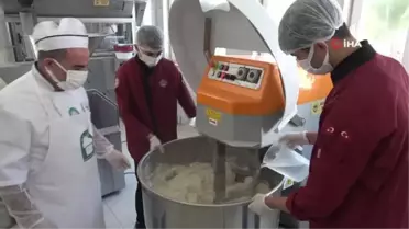 Öğrenciler fırının başına geçti, günlük 15 bin ekmek üretecek