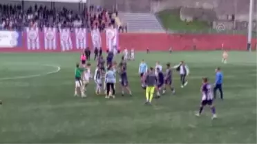 ZONGULDAK - Amatör maçta futbolcular arasında arbede çıktı