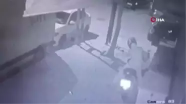 Avcılar'da 60 bin TL değerindeki motosikleti kilitleri kırarak çaldılar...O anlar kamerada
