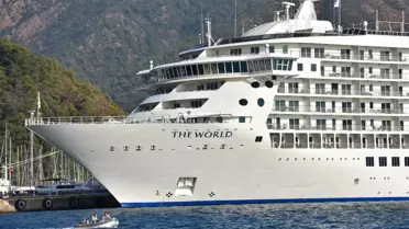 Lüks gemi 'The World', 182 yolcusuyla Marmaris'e geldi