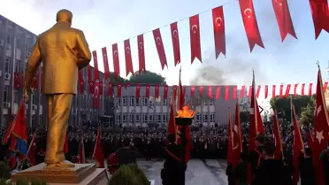 Dolmabahçe Sarayı önünde dalış yapan dalgıçlar su altında Atatürk posteri açtı
