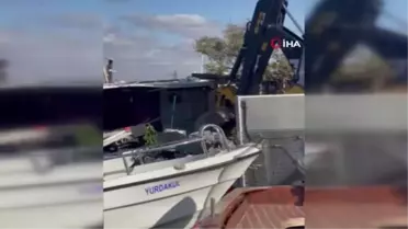 Büyükada'da balıkçı barınağındaki kaçak yapılar yıkıldı