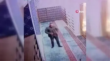 Camiye içki şişesiyle girdi, sigara içti, Kur'an-ı Kerim'e tekme attı... O anlar kamerada