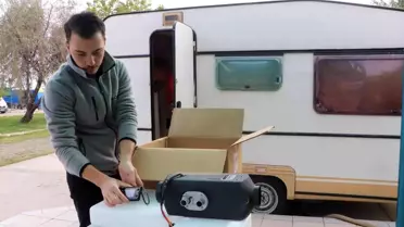 Ünlü oyuncudan karavanda yaşayan üniversiteliye destek