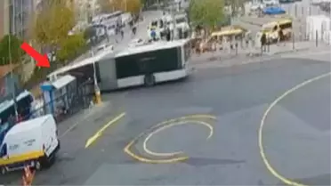 Söğütlüçeşme'de sürücüsünün kontrolünü kaybettiği metrobüs, Kadıköy Belediyesi'nin bahçe duvarına çarptı! Kazada 2 kişi yaralandı