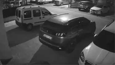 Ümraniye'de park halindeki otomobilin çalınma anı kameralara yansıdı
