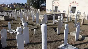 Edirne'deki tarihi Muradiye Camisi'nin haziresindeki mezar taşları onarıldı