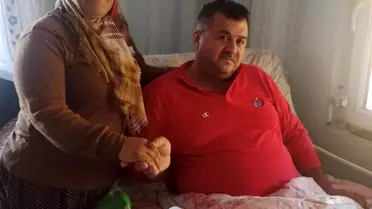 İnşaattan düşüp yatalak kalan eşine bebek gibi bakıyor