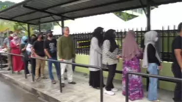 KUALA LUMPUR - Malezya'da 15. genel seçim için oy kullanma işlemi başladı