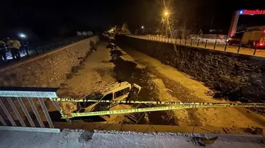 Dereye devrilen hafif ticari araçtaki 2 kişi yaralandı