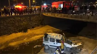 KALDIRIMA ÇARPARAK TAKLA ATAN ARAÇ DEREYE UÇTU: 2 YARALI