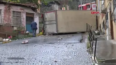 İSTANBUL-BEYOĞLU'NDA YOKUŞTAN KAYAN KAMYONET BİNAYA ÇARPTIKTAN SONRA DEVRİLDİ