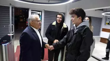 Kütüphanede Öğrencileri Başkan Büyükkılıç Karşıladı