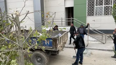 YPG/PKK'lı teröristlerin saldırısında hasar gören okulun etrafındaki enkaz kaldırıldı