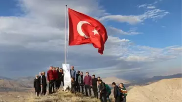 187 ŞEHİT ÖĞRETMENİN ADINI YAZDIKLARI BAYRAK DİREĞİNİ 1600 METRE YÜKSEKLİĞİNDEKİ DAĞA DİKTİLER