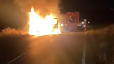 ARNAVUTKÖY'DE SERVİS MİNİBÜSÜ ALEV ALEV YANDI