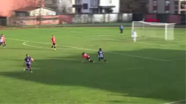 DİLİ BOĞAZINA KAÇAN FUTBOLCUYA HAKEM MÜDAHALESİ