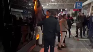 İzmir derbisinde Göztepe taraftarı Altay kalecisini kale direği ile darbetti, maç ertelendi (4)