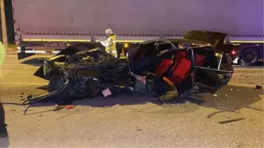 TIR İLE ÇARPIŞAN OTOMOBİL, İKİYE BÖLÜNDÜ: 1'İ AĞIR 3 YARALI