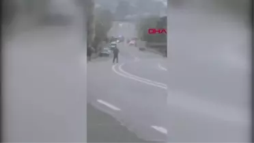 İSTANBUL-ARNAVUTKÖY'DE KAPISI AÇIK MİNİBÜSTEN DÜŞÜP YARALANDI