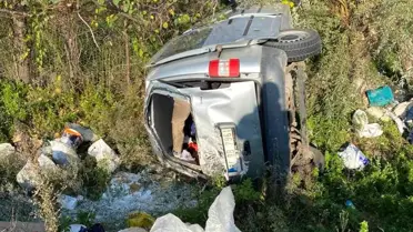 Lastiği patlayan araç şarampole yuvarlandı: 3 yaralı