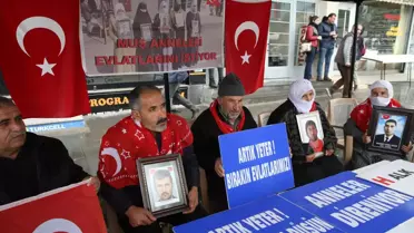 Annelerden yağmur altında evlat nöbeti