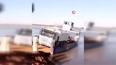Nil Nehri'ne devrilen kamyondan atlayan sürücü ölümden döndü