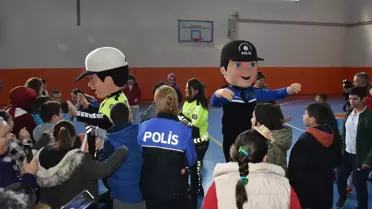 Polis maskotu 'Kanka' ve 'Şahin' özel çocuklarla halk oyunları oynadı