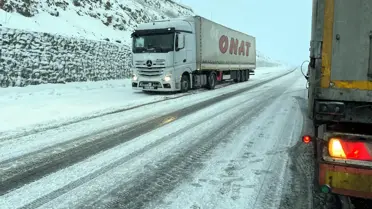 Ardahan'da kar yağışı ve tipi ulaşımı aksatıyor